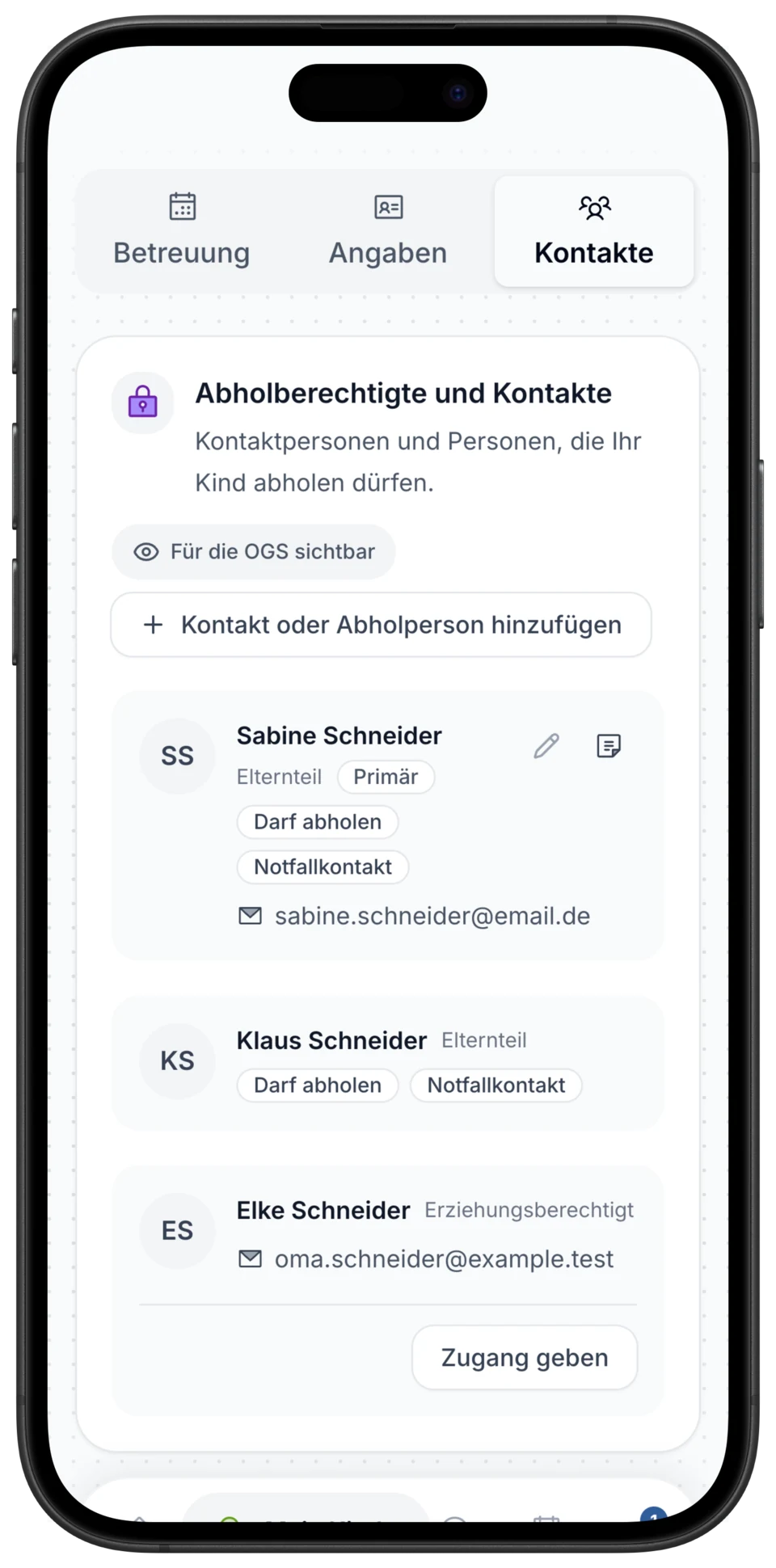 Mobile Ansicht der moto Eltern-App mit Kontakten und Abholberechtigten in einem schwarzen iPhone 16 Plus